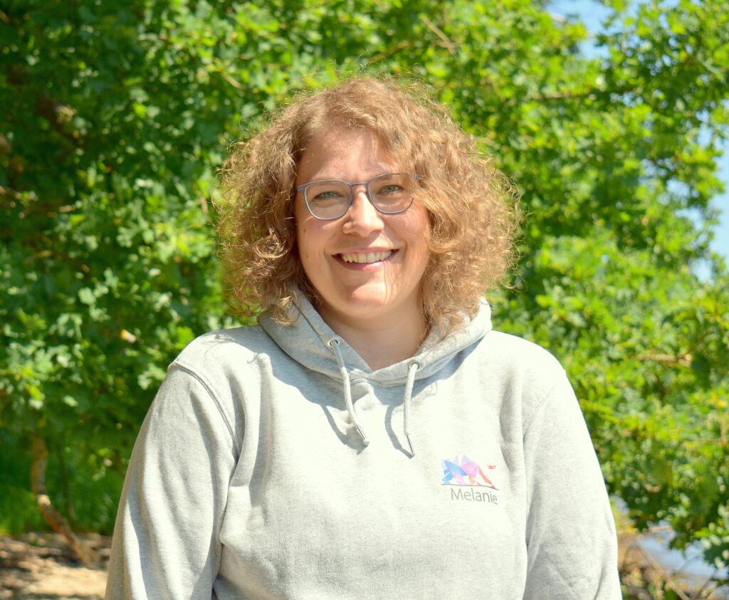 Heilpraktikerin Melanie Möller steht in der Sonne als Portraitbild.